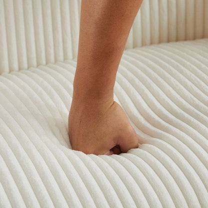 Canapé 2 places recouvert de tissu en velours côtelé avec pieds en bois de noyer.