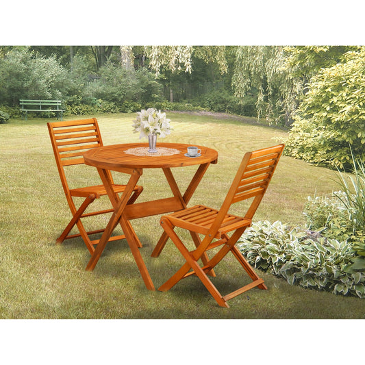 East West Furniture Ensemble de bistro d'extérieur pour conversation comprenant une table basse ronde en bois et 2 chaises latérales pliantes, finition naturelle huilée.
