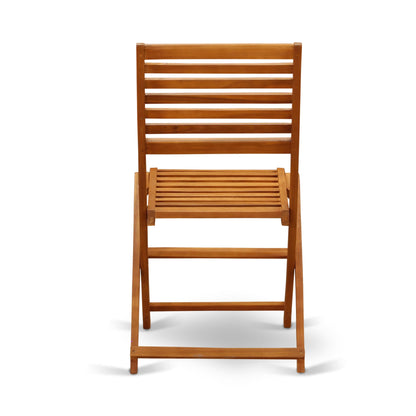 East West Furniture Ensemble de bistro d'extérieur pour conversation comprenant une table basse ronde en bois et 2 chaises latérales pliantes, finition naturelle huilée.