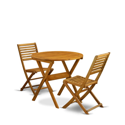 East West Furniture Ensemble de bistro d'extérieur pour conversation comprenant une table basse ronde en bois et 2 chaises latérales pliantes, finition naturelle huilée.