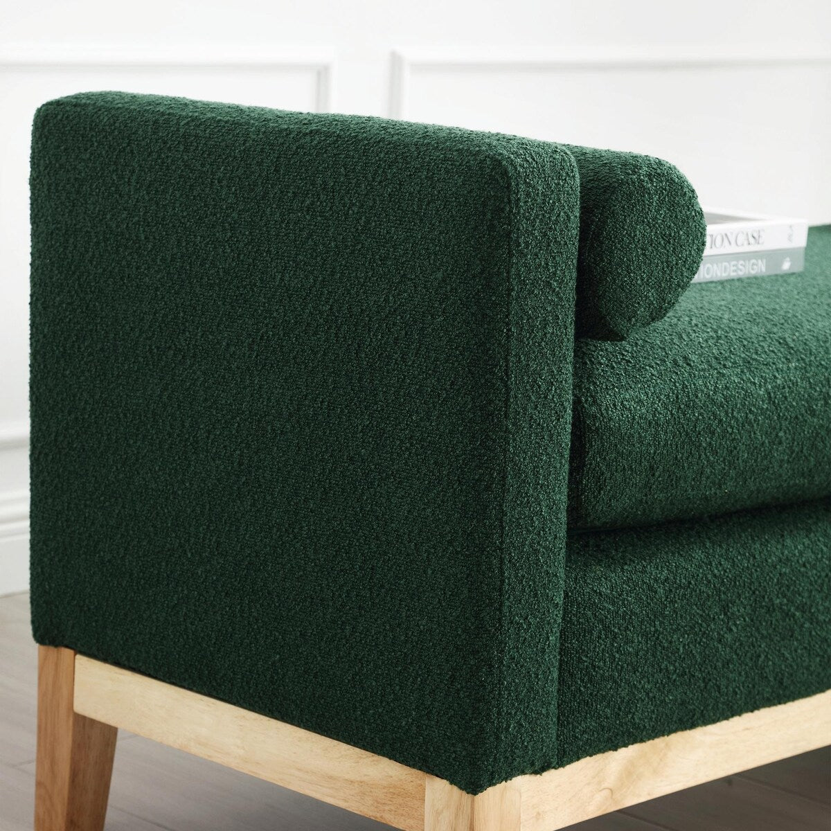 Tabouret-banc capitonné élégant de 53,5 pouces avec pieds en bois et coussins de soutien.