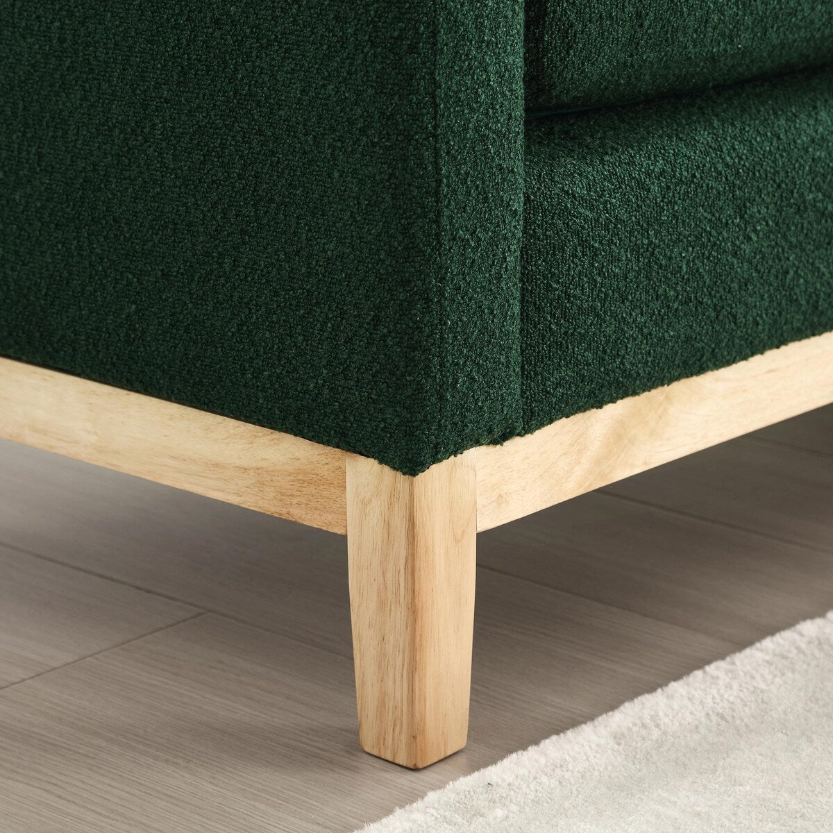 Tabouret-banc capitonné élégant de 53,5 pouces avec pieds en bois et coussins de soutien.