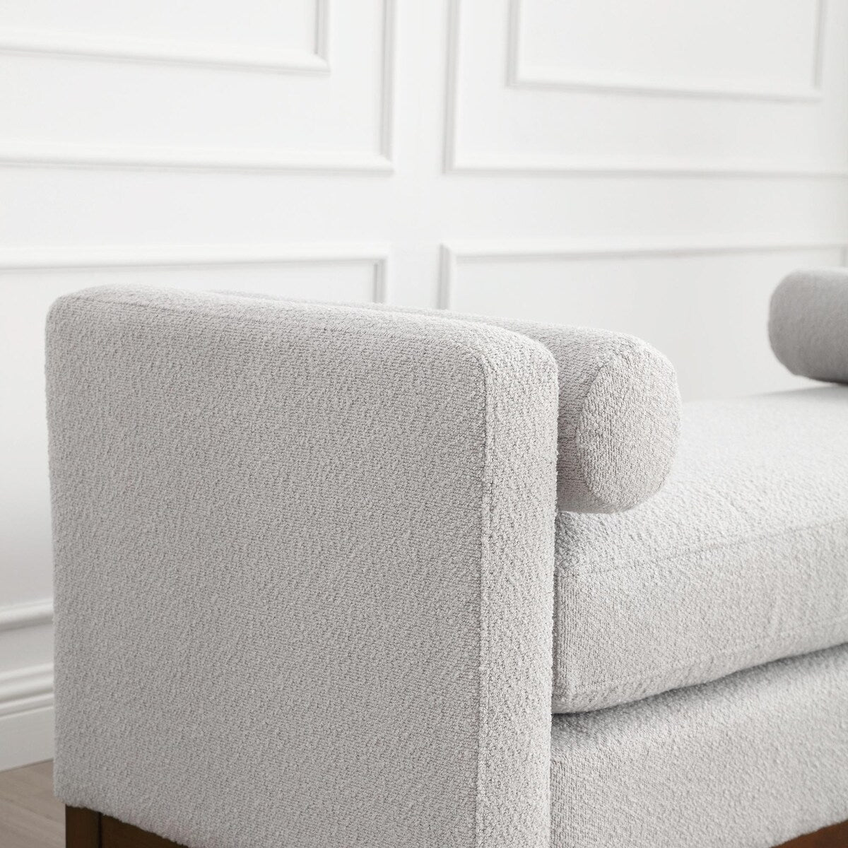 Tabouret-banc capitonné élégant de 53,5 pouces avec pieds en bois et coussins de soutien.