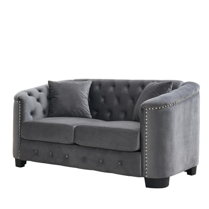 Canapé 2 places gris moderne en velours de 150 cm avec dossier capitonné et accoudoirs à clous.