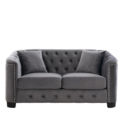 Canapé 2 places gris moderne en velours de 150 cm avec dossier capitonné et accoudoirs à clous.