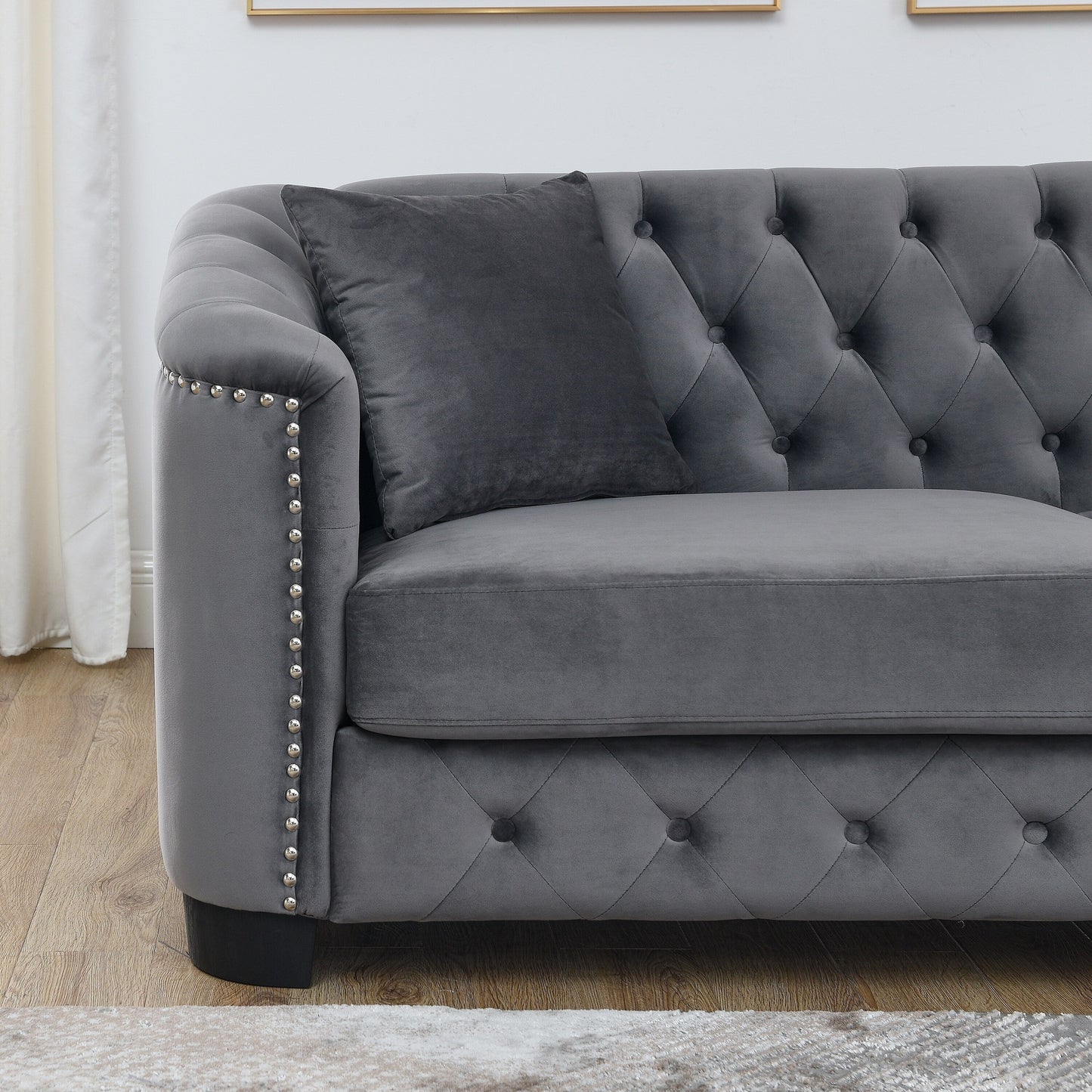 Canapé 2 places gris moderne en velours de 150 cm avec dossier capitonné et accoudoirs à clous.