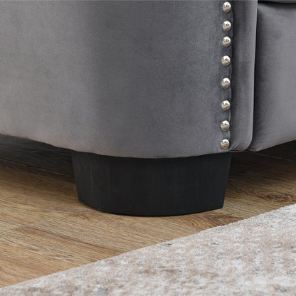 Canapé 2 places gris moderne en velours de 150 cm avec dossier capitonné et accoudoirs à clous.