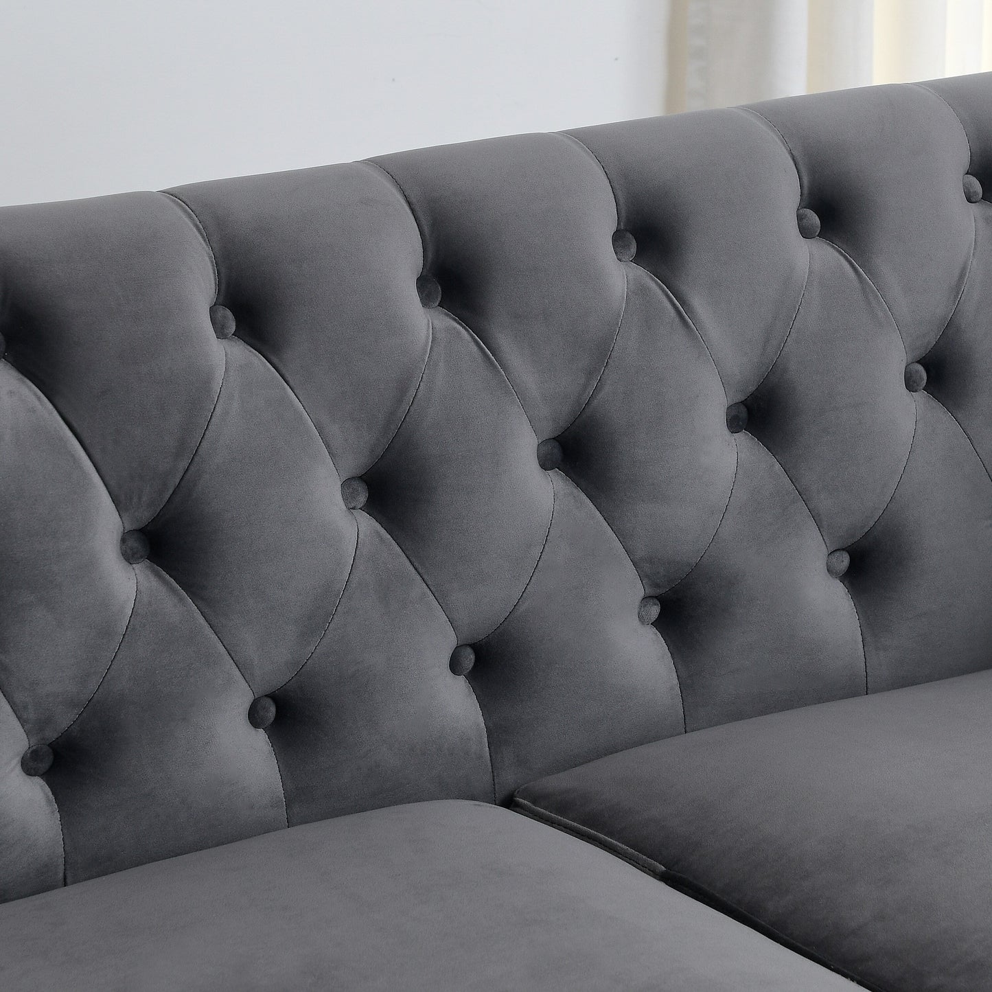 Canapé 2 places gris moderne en velours de 150 cm avec dossier capitonné et accoudoirs à clous.