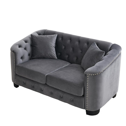 Canapé 2 places gris moderne en velours de 150 cm avec dossier capitonné et accoudoirs à clous.