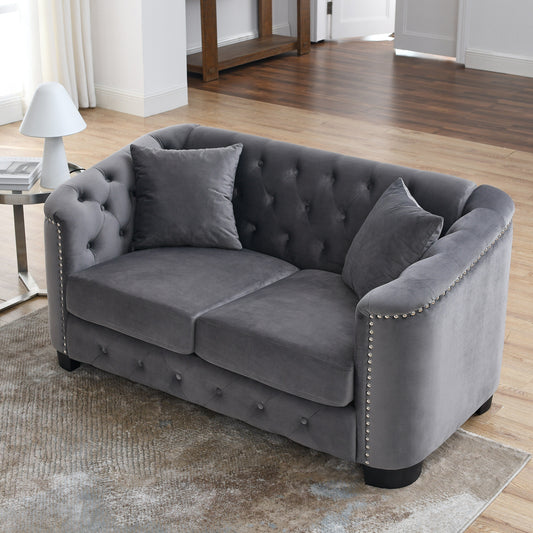 Canapé 2 places gris moderne en velours de 150 cm avec dossier capitonné et accoudoirs à clous.