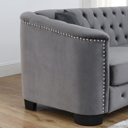 Canapé 2 places gris moderne en velours de 150 cm avec dossier capitonné et accoudoirs à clous.