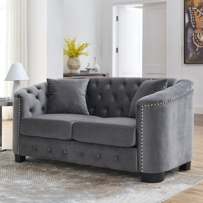 Canapé 2 places gris moderne en velours de 150 cm avec dossier capitonné et accoudoirs à clous.