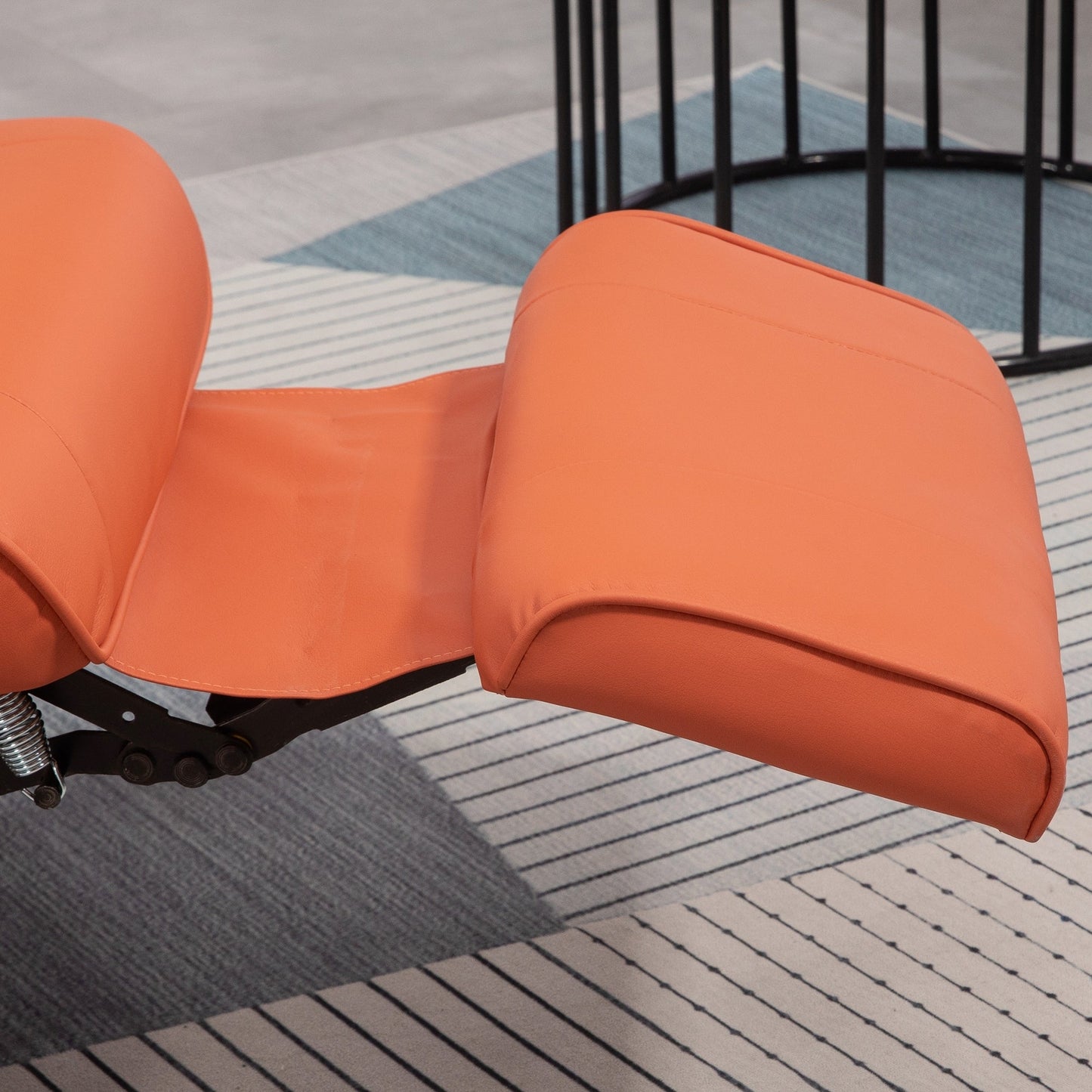 Fauteuil inclinable pivotant à base manuelle réglable en simili cuir avec repose-pieds confortable et relaxant de la marque HomCom
