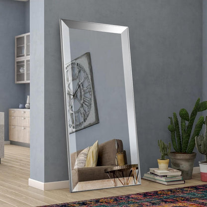 Grand miroir mural argenté à facettes, miroir réfléchissant, style métallique, pour toute la hauteur du mur.