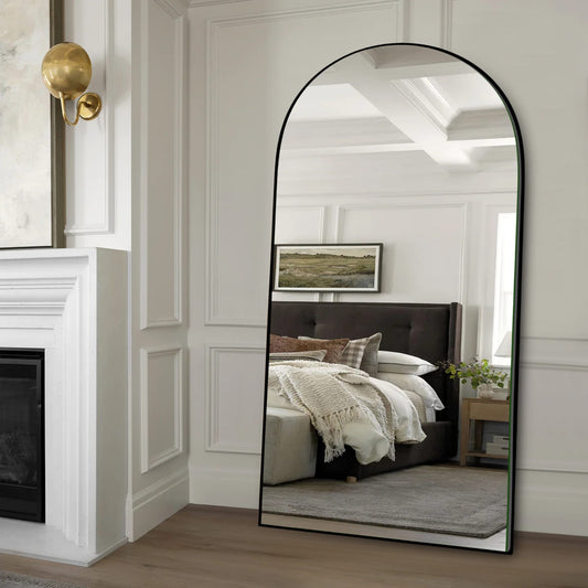 Grand miroir mural en bois à poser au sol, à arche moderne, pour toute la hauteur.