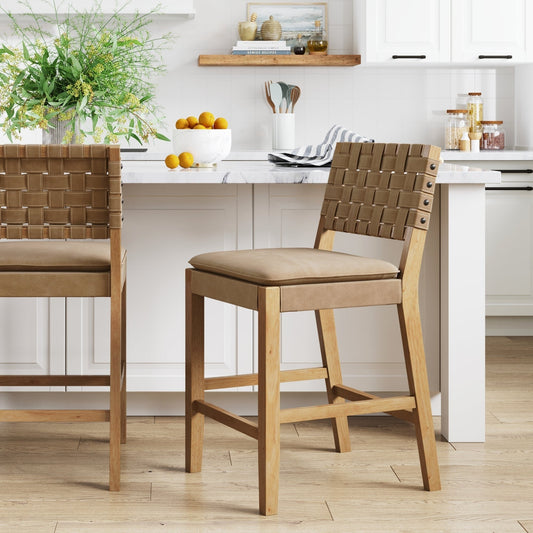 Tabouret de comptoir ou de bar Nathan James Cohen en simili cuir, avec cadre en bois massif, repose-pieds et dossier en cuir tissé.