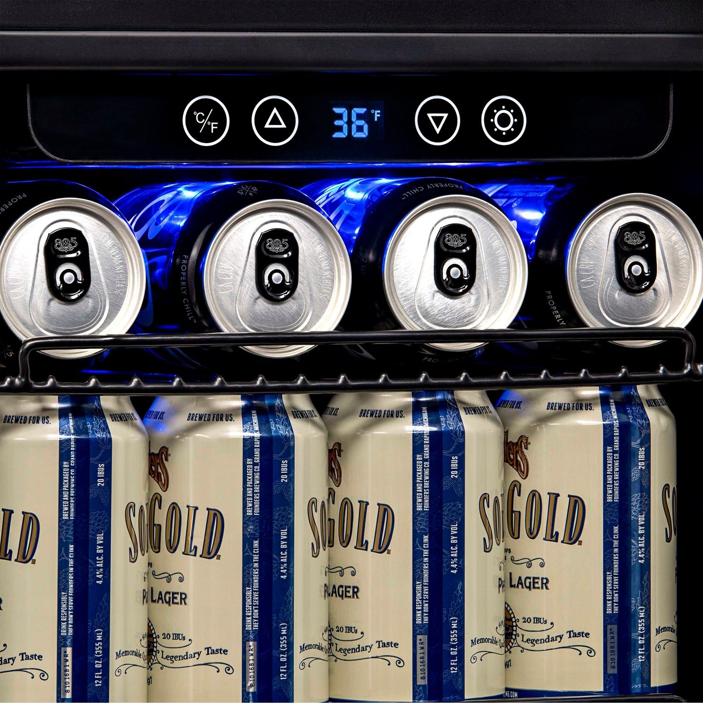 Réfrigérateur à boissons encastrable Newair de 15 pouces, capacité de 96 canettes, en acier inoxydable, avec commandes de température et étagères réglables.