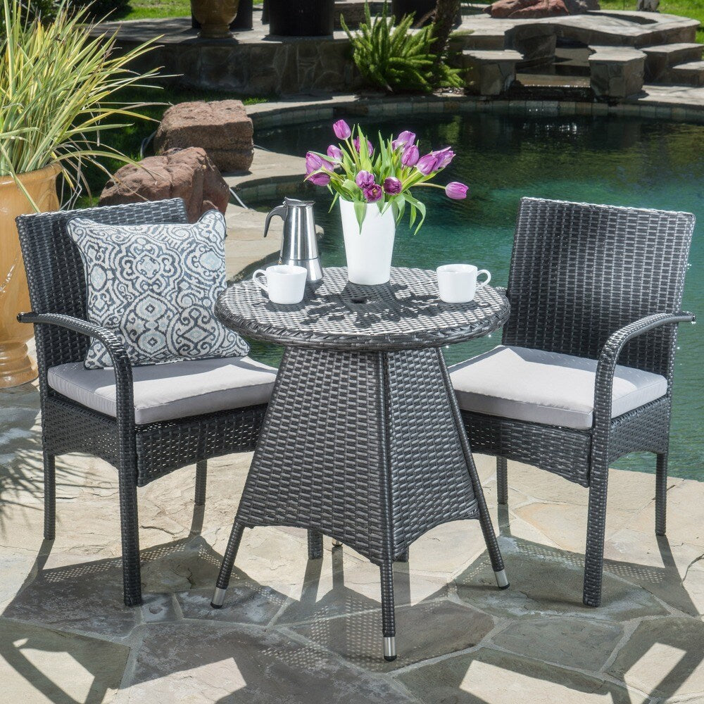 Ensemble de bistro en osier pour extérieur Peterson, 3 pièces, avec coussins, de Christopher Knight Home
