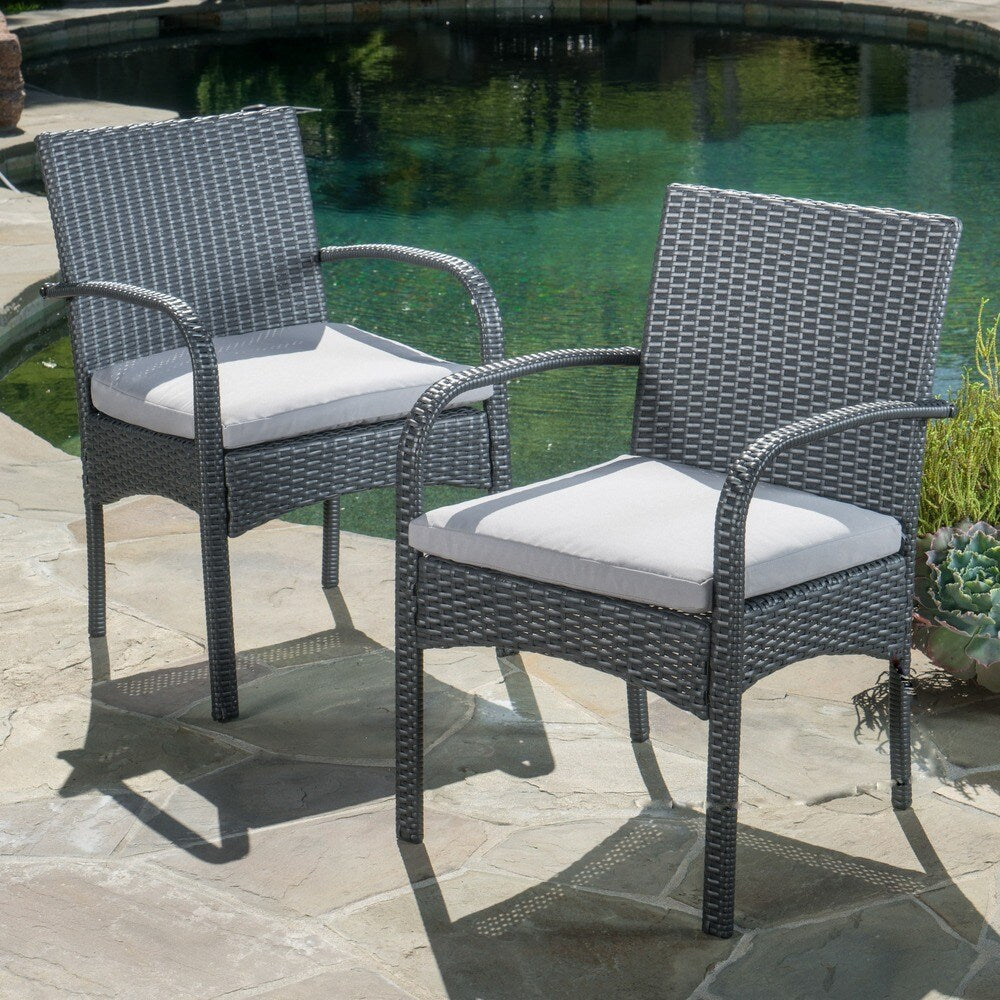 Ensemble de bistro en osier pour extérieur Peterson, 3 pièces, avec coussins, de Christopher Knight Home