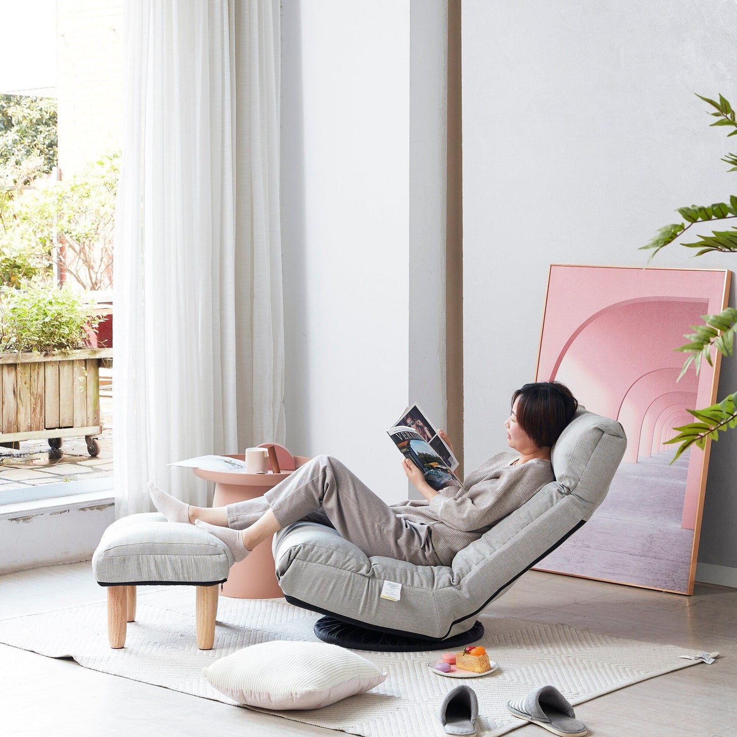Ensemble de fauteuil inclinable sans accoudoirs, recouvert de tissu, avec repose-pieds et appuie-tête réglable.