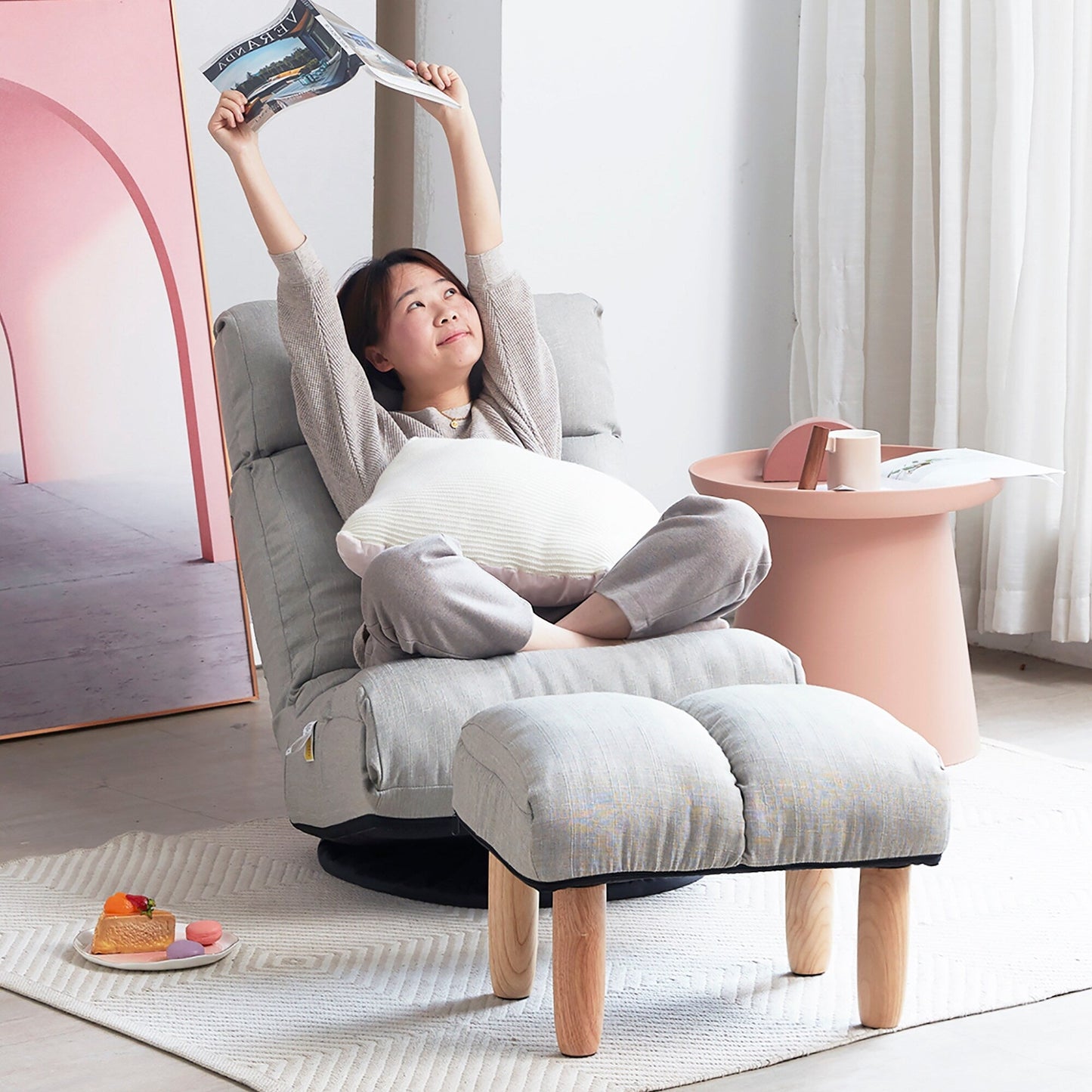 Ensemble de fauteuil inclinable sans accoudoirs, recouvert de tissu, avec repose-pieds et appuie-tête réglable.