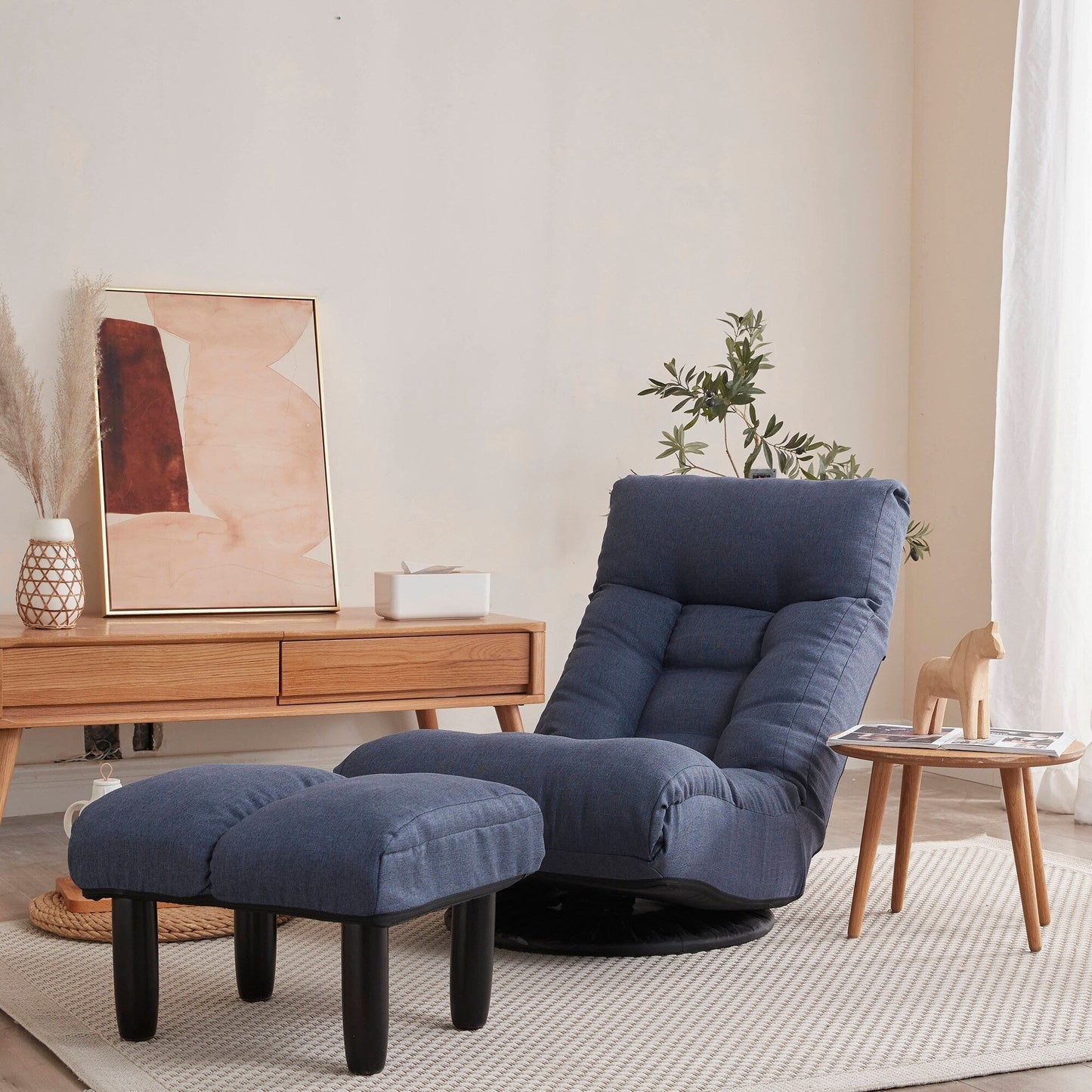 Ensemble de fauteuil inclinable sans accoudoirs, recouvert de tissu, avec repose-pieds et appuie-tête réglable.