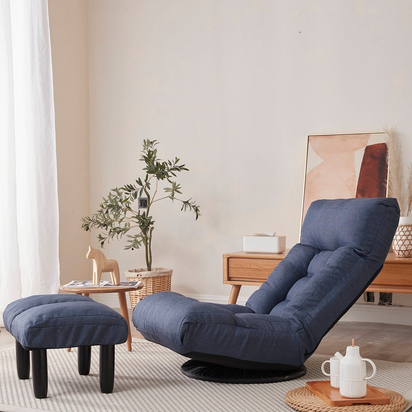 Ensemble de fauteuil inclinable sans accoudoirs, recouvert de tissu, avec repose-pieds et appuie-tête réglable.