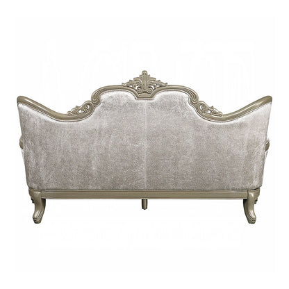 Canapé recouvert de tissu avec dossier capitonné à boutons en beige et champagne.